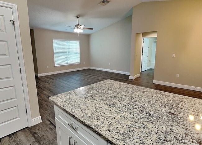 Building Photo - 904 W Rum Pl