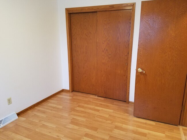 Building Photo - 2123 Crescent Dr