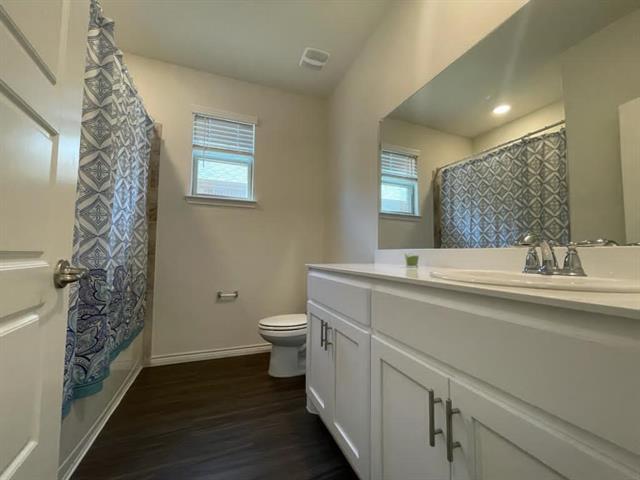 Building Photo - 2140 Miramar Dr