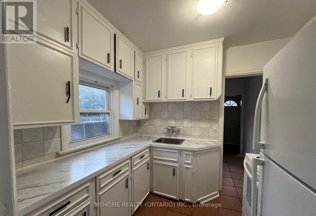 Building Photo - 80 Vanbrugh Ave