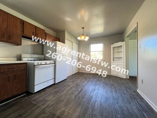 Building Photo - 4 Bedroom House