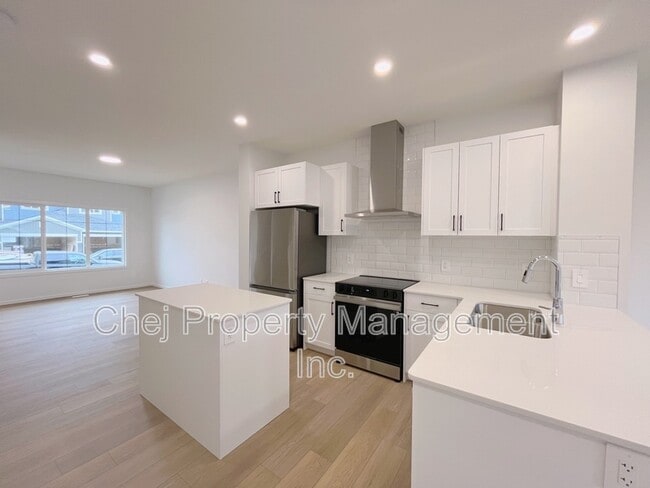 Building Photo - 3443-3169 169 St SW