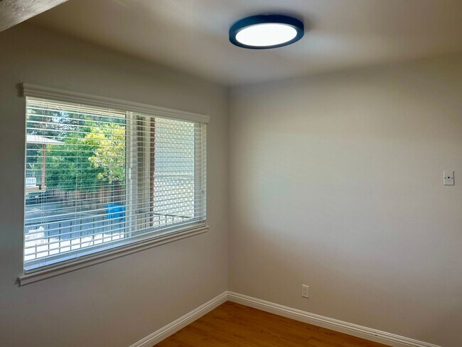 Photo - Spacious 2 Bedroom a Bath Upstairs Apartme... Apartment