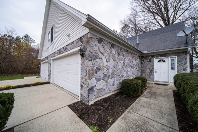 Building Photo - 6683 Courtyard Dr