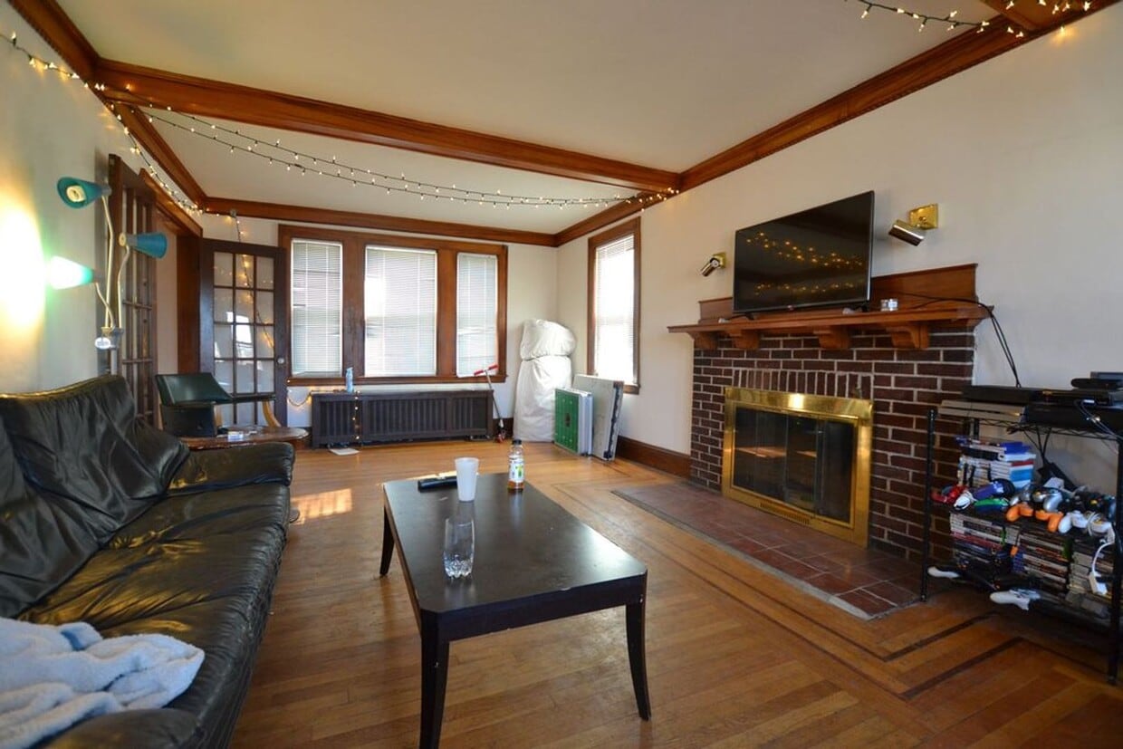 Primary Photo - Entire 8-Bed, 4-Bath Family Home for Rent ...