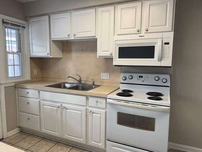 Building Photo - 1513 W 7th Ave