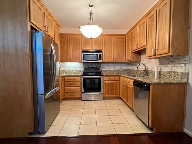 Building Photo - Remodeled 2 Bedroom 2 Bath Condo Walking d...