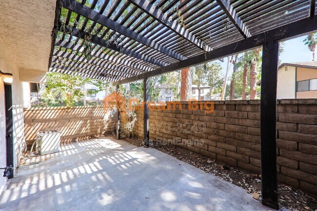 Building Photo - 5431 Vía Alberca