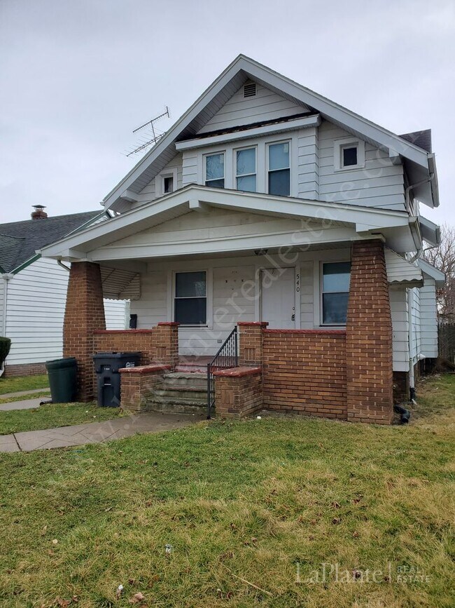 Building Photo - Welcome to this charming 4-bedroom, 1-bath...