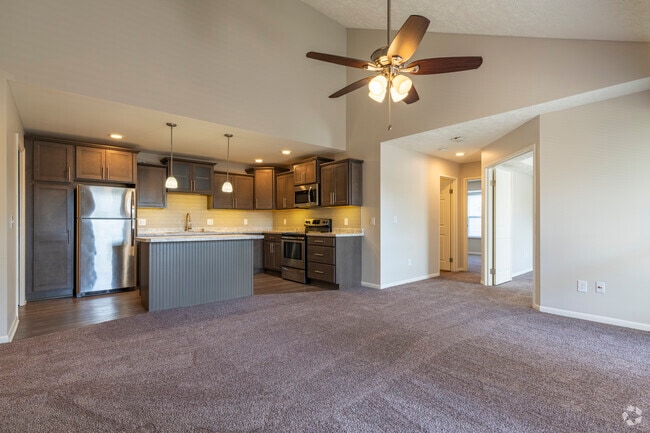 2 habitaciones, 2 baños - 1049 pies cuadrados - 2.º piso - Comedor/sala de estar - Pine Lane Estates