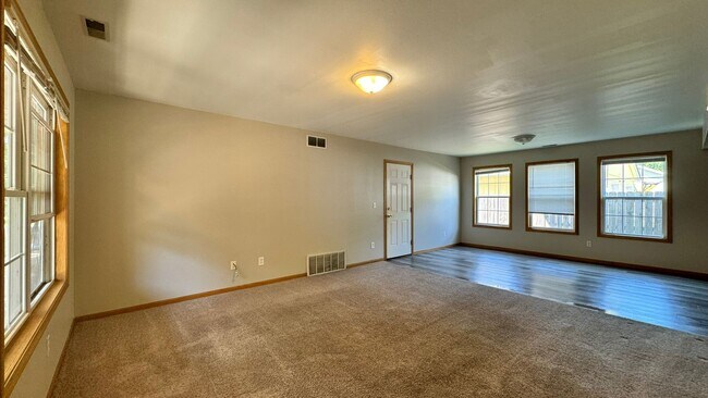 Foto del edificio - $2,250 | 4 Bedroom, 2 Bathroom Multi Floor Duplex | Pets Negotiable* | Available for August 1st, ...