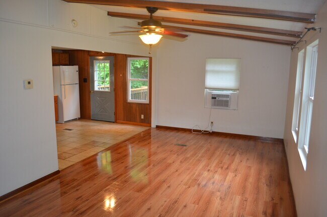 Foto del edificio - 7422 Angel Ridge Rd