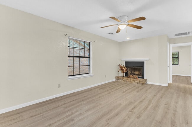 Building Photo - 209 W Trinity St