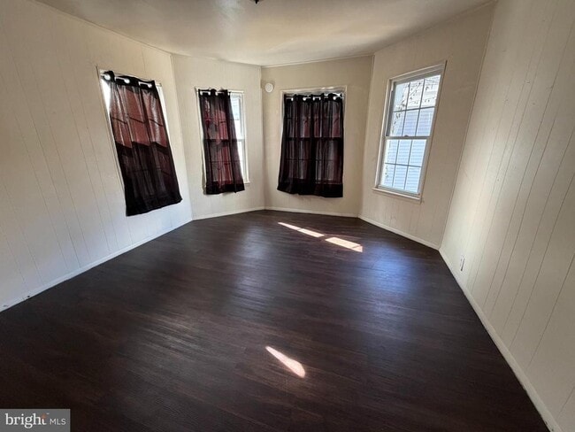 Building Photo - 112 W Main St