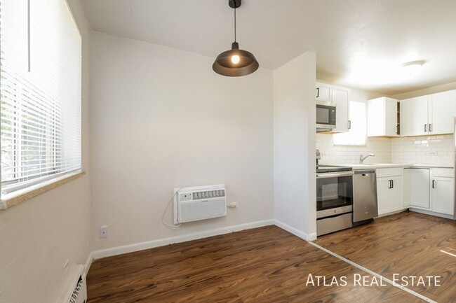 Building Photo - Top Floor 2 Bedroom Apartment Steps from R...