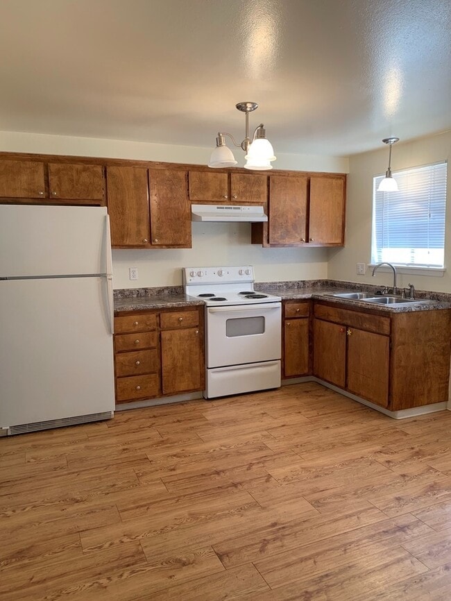 Building Photo - 2 Bed/1 Bath Duplex With Fenced Yard in Lo...