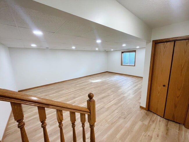 Building Photo - 805 W Southview Ct