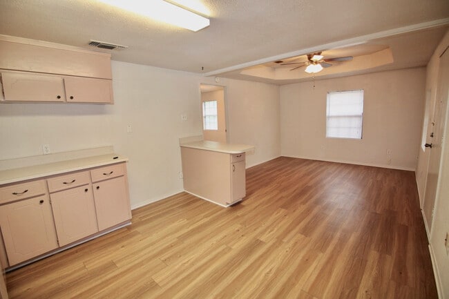 Foto del edificio - FOR LEASE! Cozy One Bedroom Home With Cent...