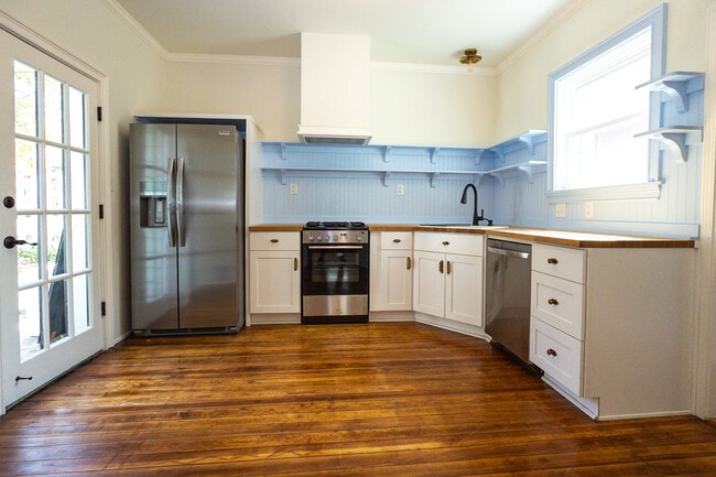 Kitchen - 822 Kickapoo St