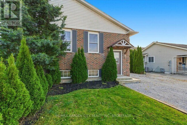 Building Photo - 4 Fox Trail Dr