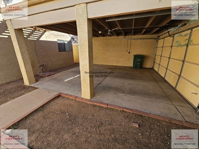 Building Photo - Los Reales & Cardinal area 2/2 with A/C & covered parking