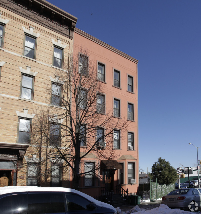 Building Photo - 215 Kent St