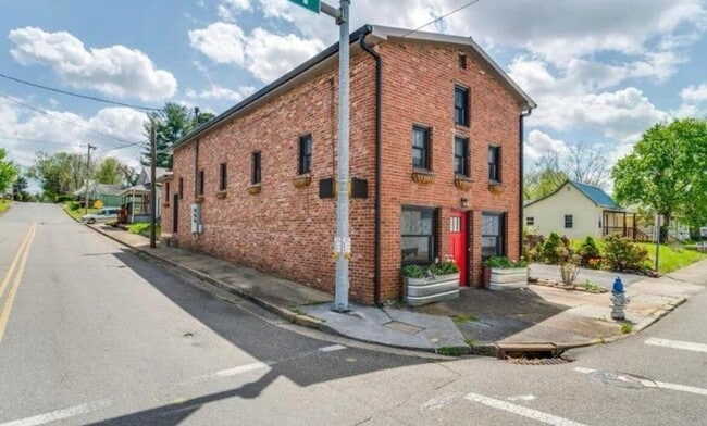 Building Photo - 401 W Main St