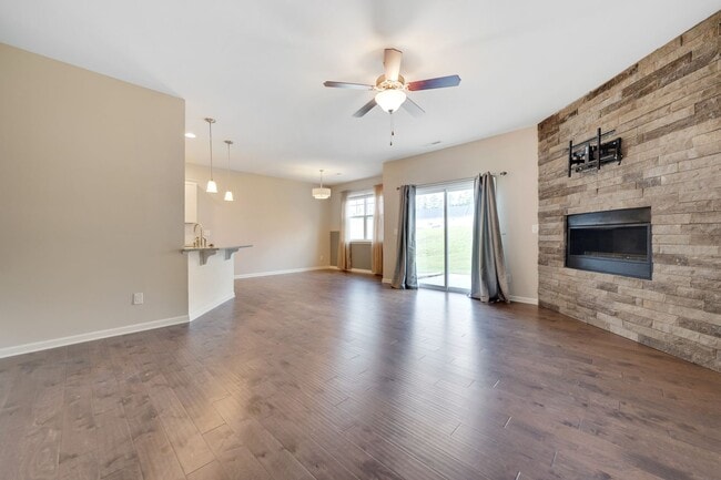 Building Photo - Beautiful 3bd/2.5ba Townhouse Available in...