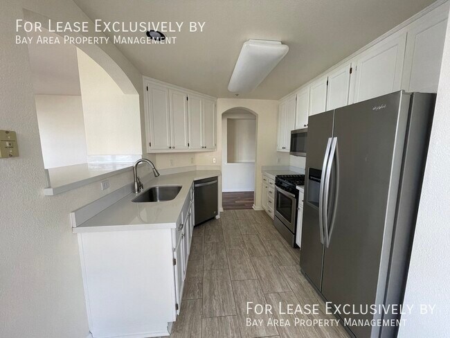 Building Photo - Updated 2 Bed/2 Bath with 180-degree view ...