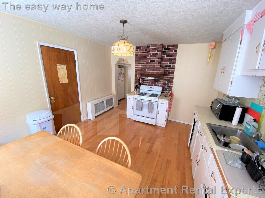 Primary Photo - Somerville/Teele Square 4 Bedroom - 5 Mins...