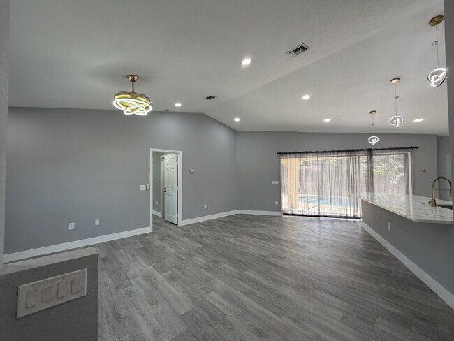 Foto del edificio - "Charming 3-Bedroom Retreat with 2 Full Baths on Aurora St NW!"