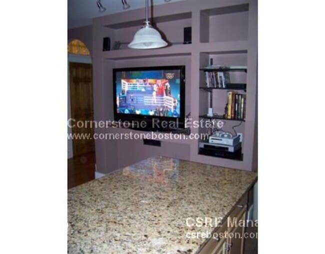 Building Photo - Large 2 bed in Southie