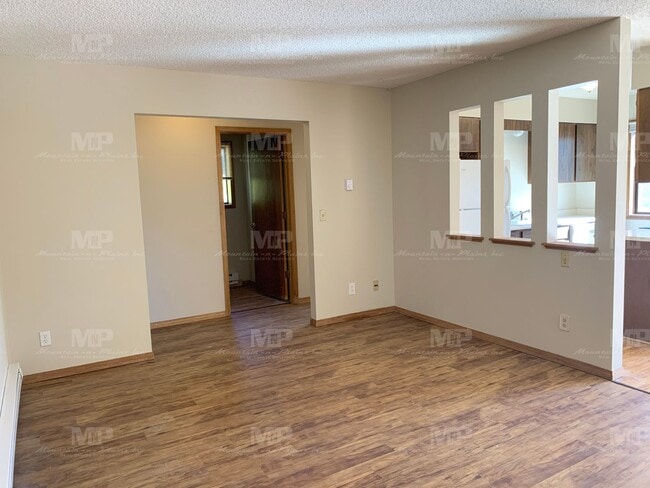 Building Photo - 531 Strachan Dr