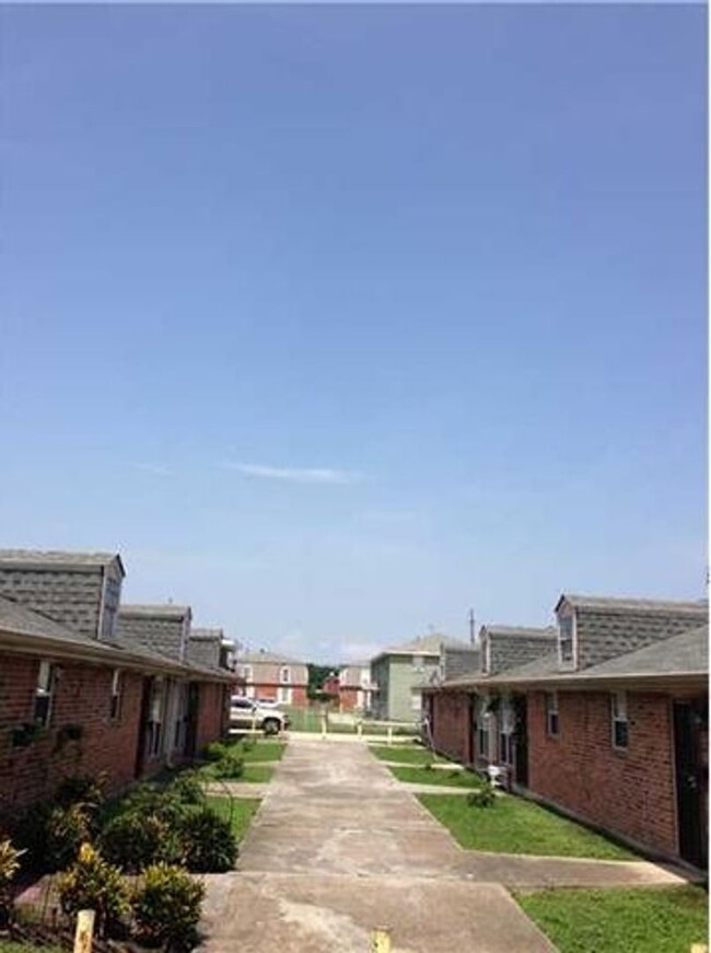 Building Photo - cdb4110
