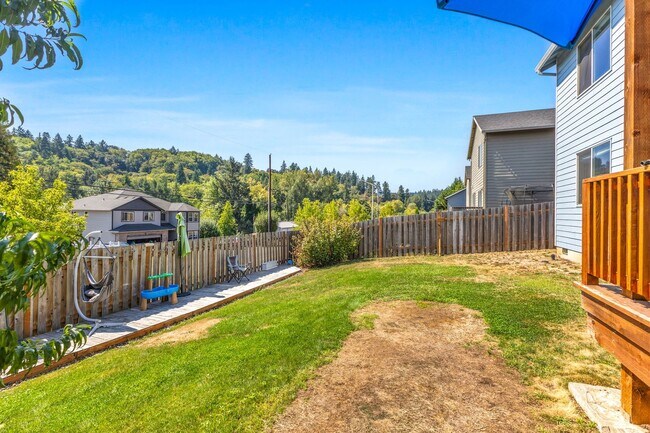 Foto del edificio - 5-bed, 3-bath Home in Scenic West Salem