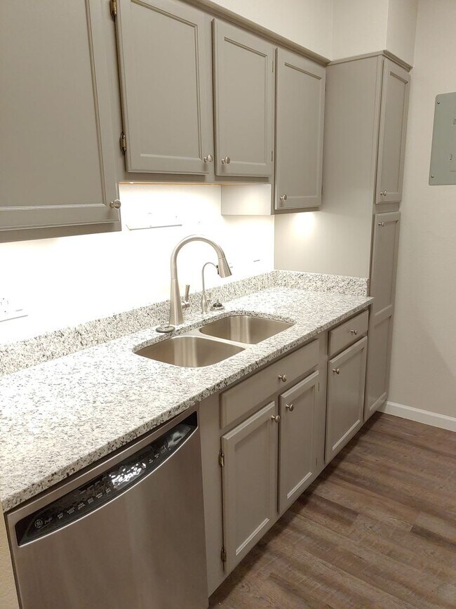 Foto del edificio - Cozy 2BED/2BATH Condo AVAILABLE October 1!