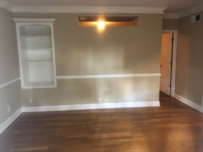 Building Photo - * Move In Special- $500.00 of 1st Month Re...
