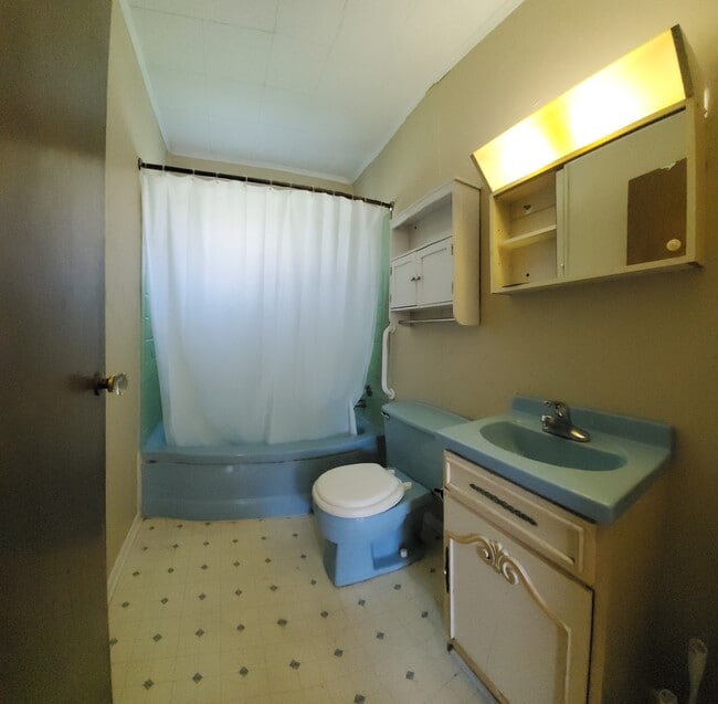 Building Photo - Three bedroom one bathroom single story home