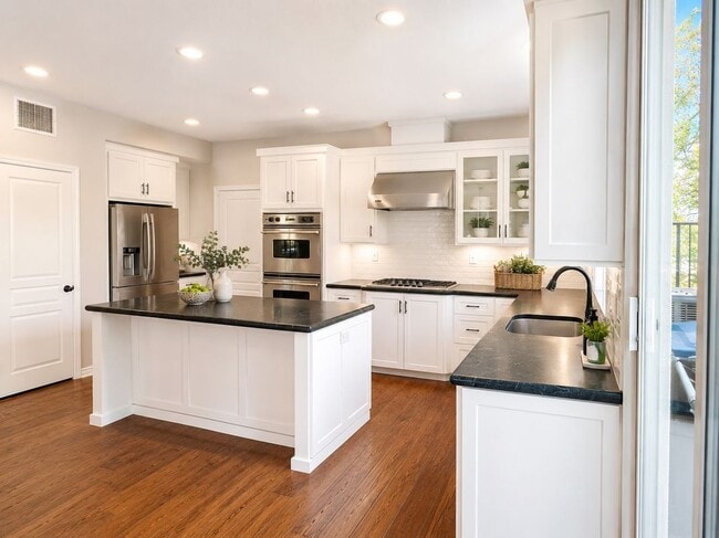 Building Photo - 250 Napa Ct