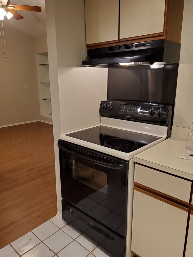 Full kitchen and laundry - 27230 Evergreen Rd