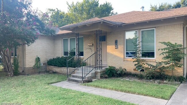 Building Photo - 104 Varsity Cir