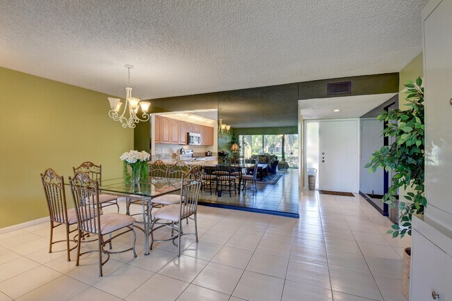Foto del edificio - 5673 Fairway Park Dr