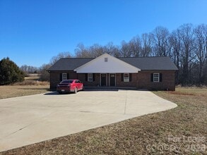 Building Photo - 179 Glen-Gar Dr