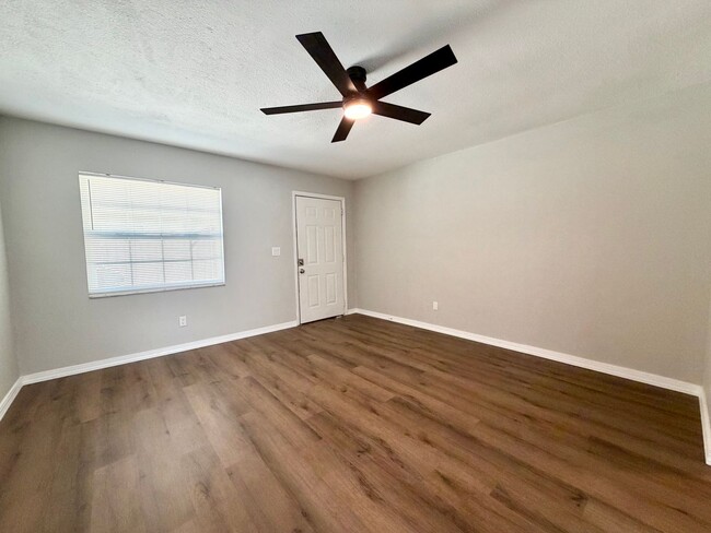 Building Photo - 2 BEDROOM 1 BATHROOM IN SOUTH TAMPA !!!