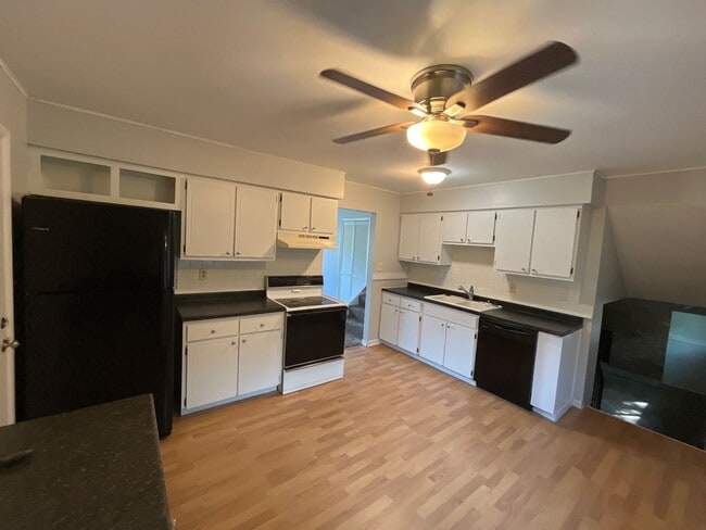 Building Photo - Three bedroom 1.5 bath single family home ...