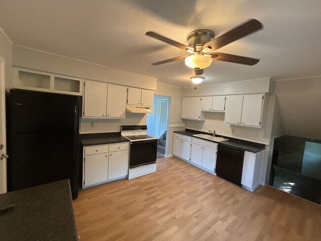 Foto del edificio - Three bedroom 1.5 bath single family home ...