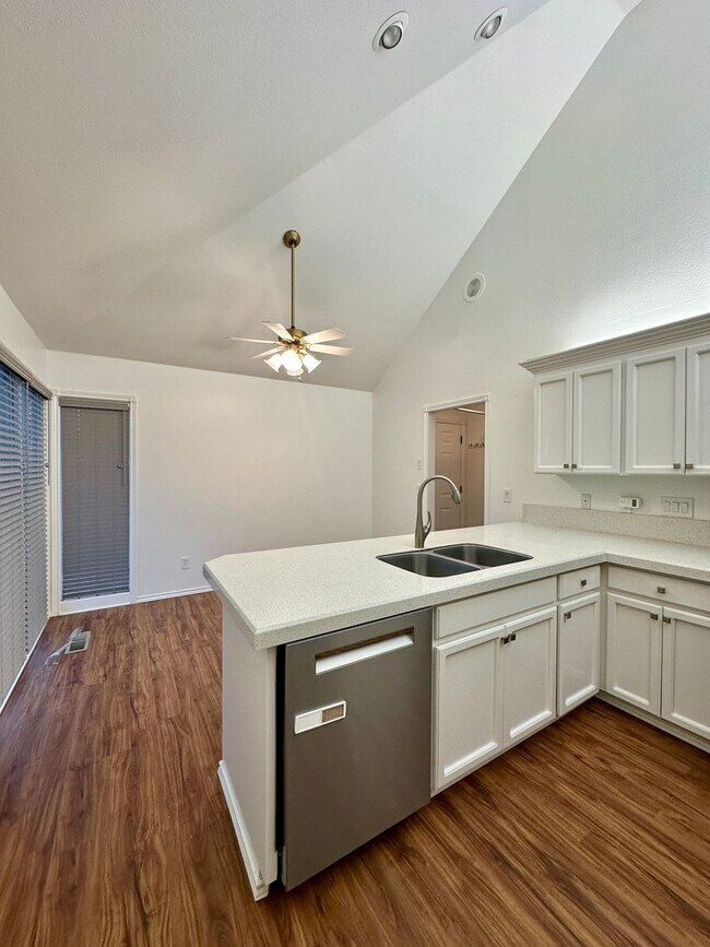 Foto del edificio - Large Three Bedroom Home in the Cinnamonwood Estates