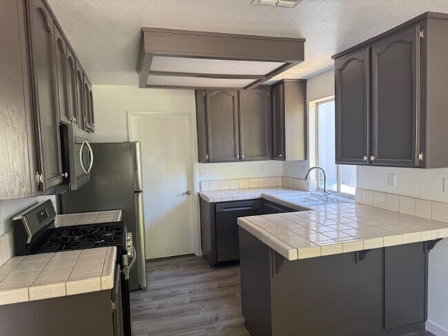 Foto del edificio - Home for Rent in South Sacramento