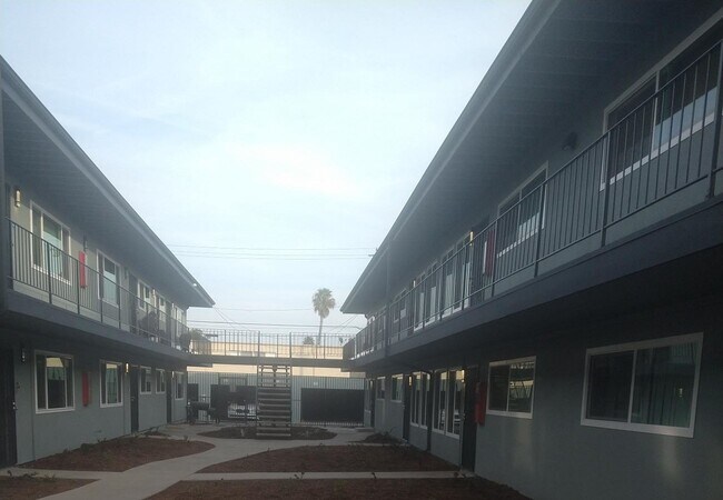 Foto del edificio - 5560 Ackerfield Ave
