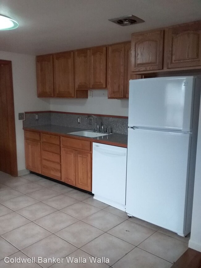 Building Photo - 2 br, 1 bath House - 1052 St. John St.